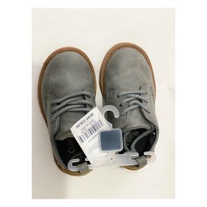 Oshkosh baby shoes size 4